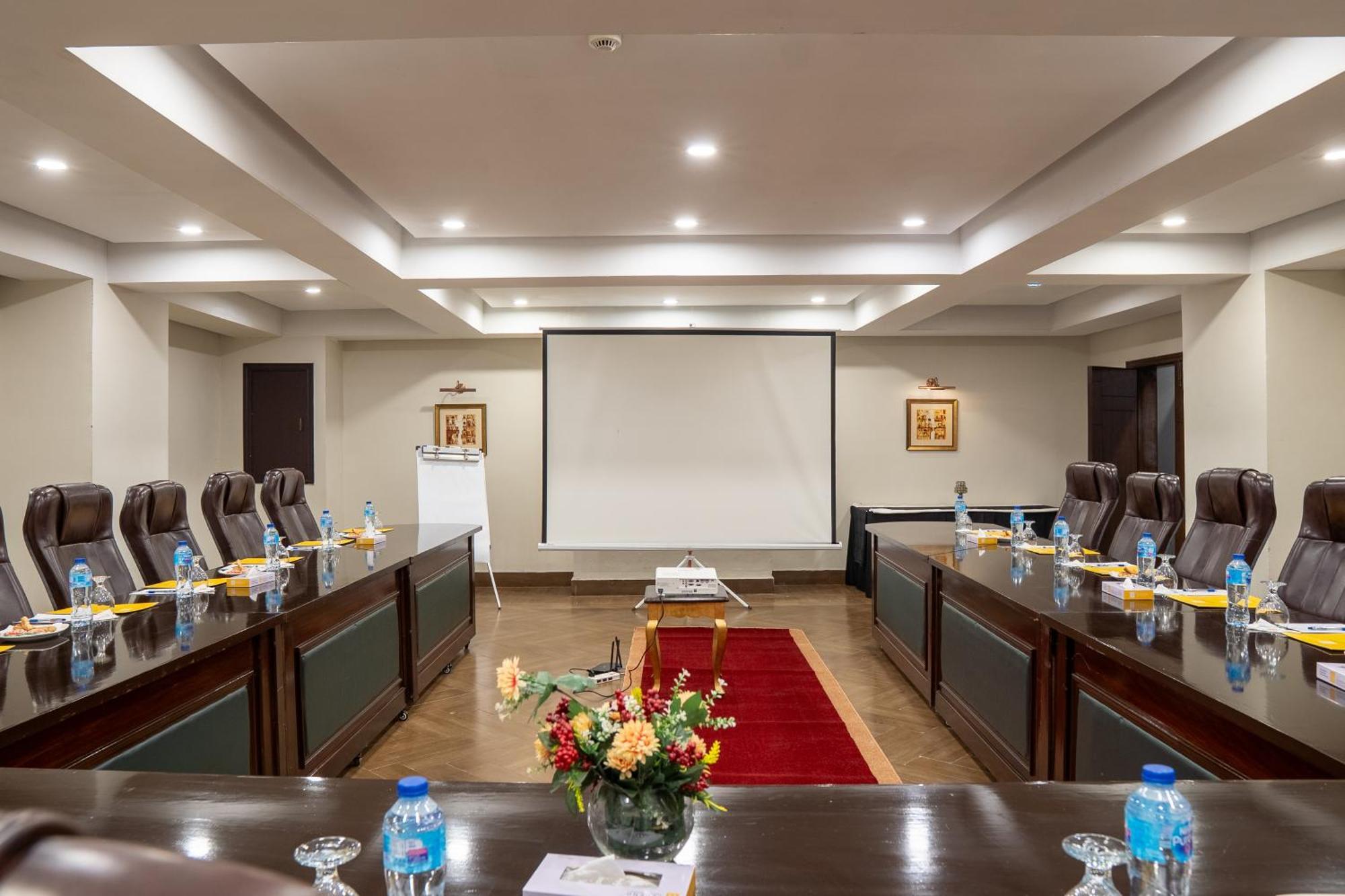 Legend Hotel Исламабад Экстерьер фото